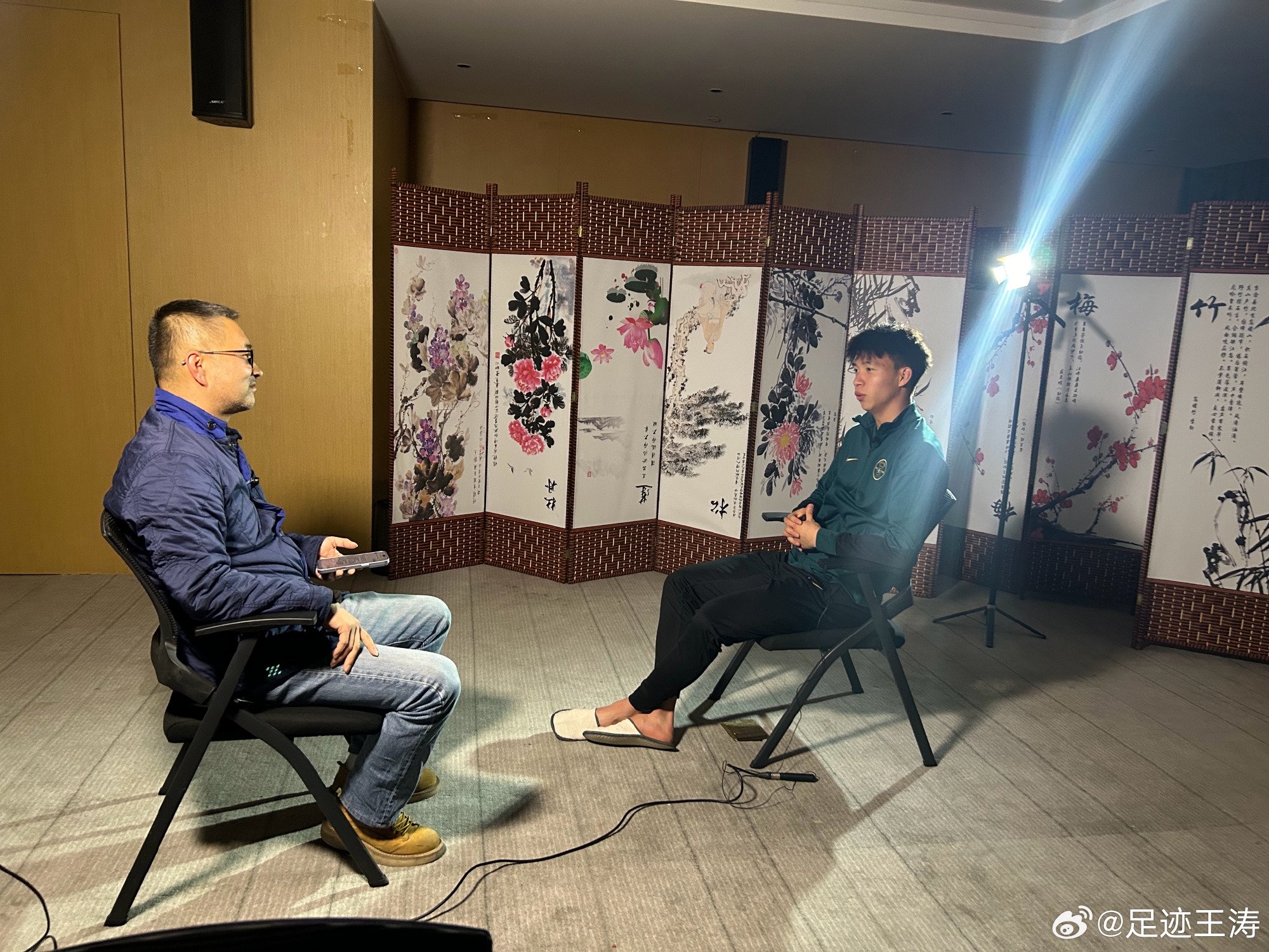 記者：王鈺棟視韋世豪為偶像&想加他微信，現(xiàn)進了國足不知加到?jīng)]
