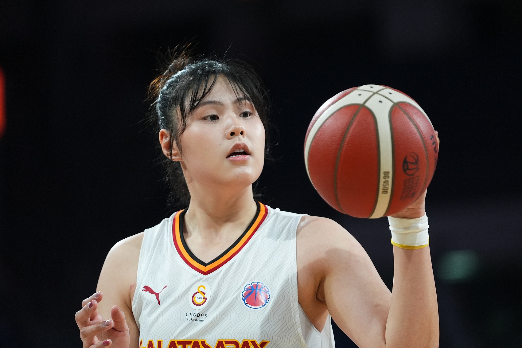 穩(wěn)定高效！李月汝9中6得到18分10板1助2斷1帽 罰球6中6